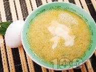 Рецепта Градинарска супа от тиквички, яйца и кашкавал